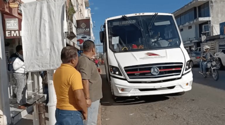 Transportistas paran en corredor Méndez por adeudo