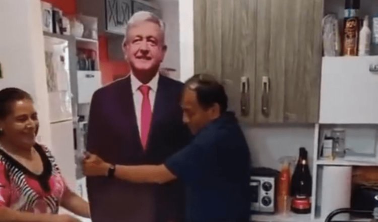 Hombre festeja su cumpleaños con un AMLO a tamaño real