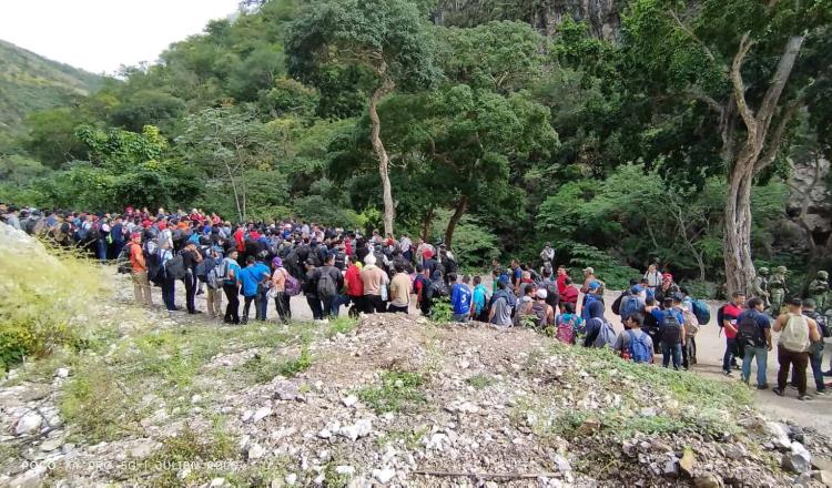 Rescatan a 368 indocumentados que caminaban sobre la carretera en Chiapas