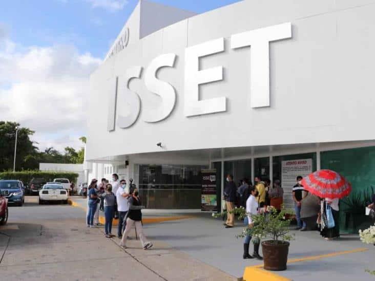 Colisiona auto afuera del ISSET y se da la fuga; médico pide ayuda para encontrar al responsable