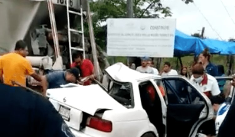 Conductor queda prensado al impactarse contra revolvedora en la Villahermosa-Nacajuca