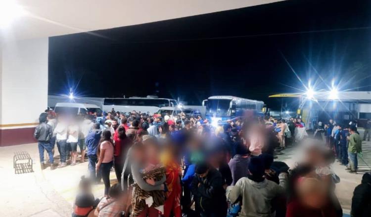 Localizan a más de 300 migrantes transportados en autobuses en Veracruz