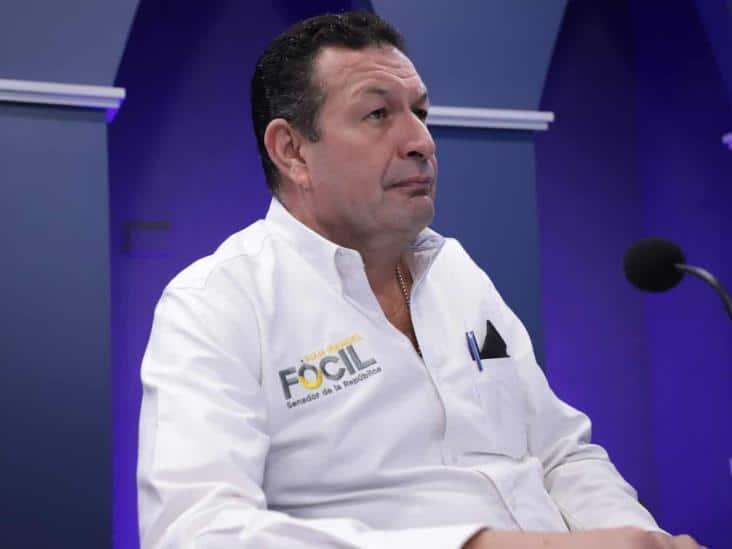 Dedica Carlos Merino a Fócil la canción “Ya supérame”, de Grupo Firme, ante constantes críticas