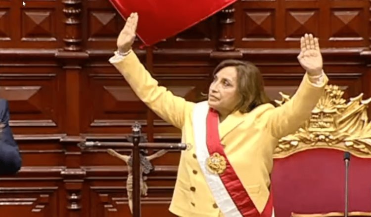 Dina Boluarte asume como presidenta de Perú tras destitución de Pedro Castillo