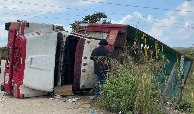 Mueren dos migrantes tras volcadura de camión en Veracruz