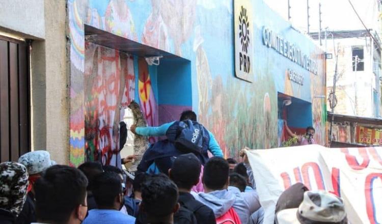 Normalistas de Ayotzinapa causan destrozos en oficinas del PRD en Chilpancingo 