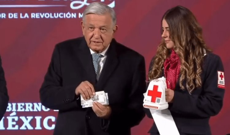 Se une AMLO a colecta anual de Cruz Roja; dona 1,700 pesos