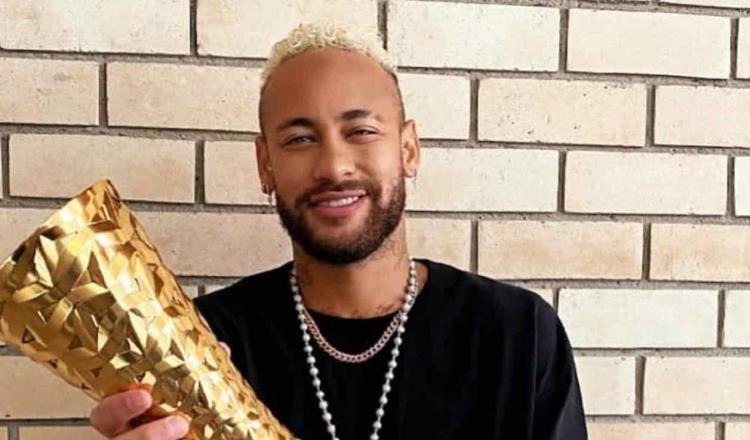 A nombre de Pelé, Neymar recibe premio “mejor jugador de la historia”