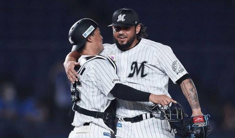 Roberto Osuna seguirá lanzando en Japón, pero ahora con los SoftBank Hawks