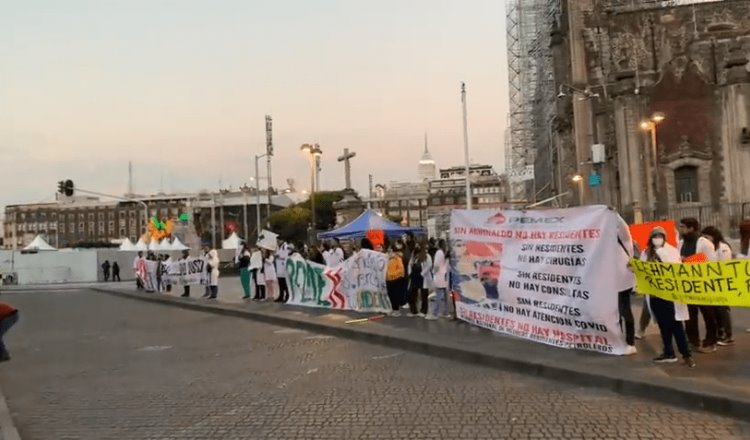 Se manifiestan médicos de Pemex ahora en Palacio Nacional para exigir pago de aguinaldo