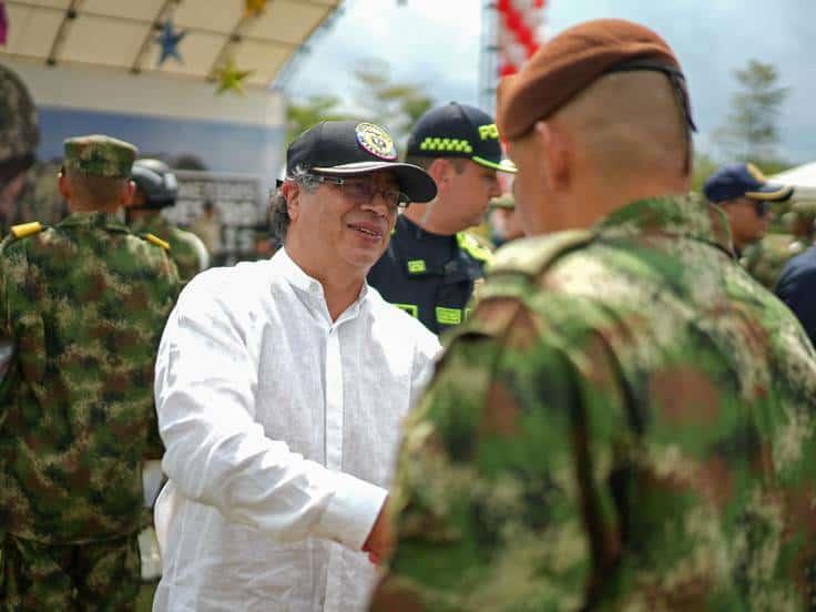 Gustavo Petro pacta la paz con 5 grupos armados de Colombia