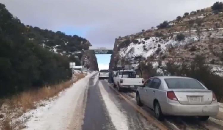 [VIDEO] Nevada por Frente Frío 21 deja varados vehículos en carreteras en Sonora