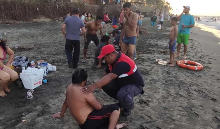 Salvan a dos bañistas de ahogarse en Playas de Paraíso