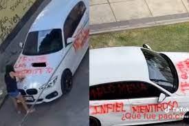 Mujer “grafitea” auto de su pareja por presunta infidelidad