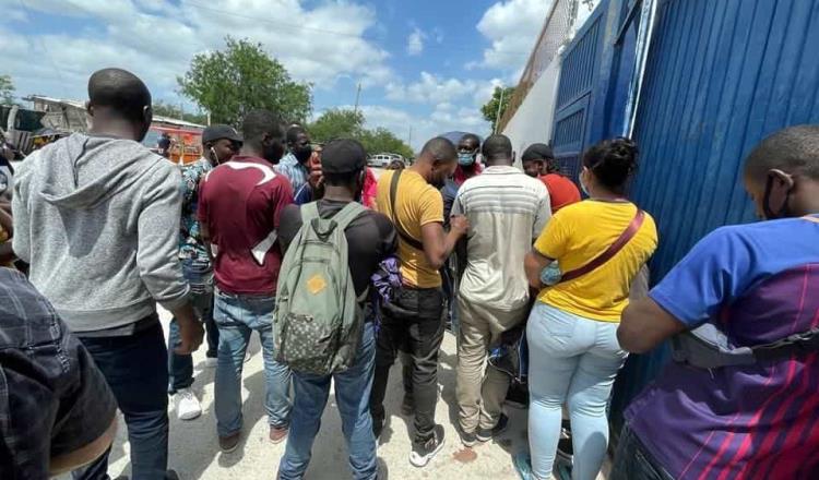 Rescatan a 256 migrantes que viajaban a bordo de la caja seca de un tráiler en Chiapas
