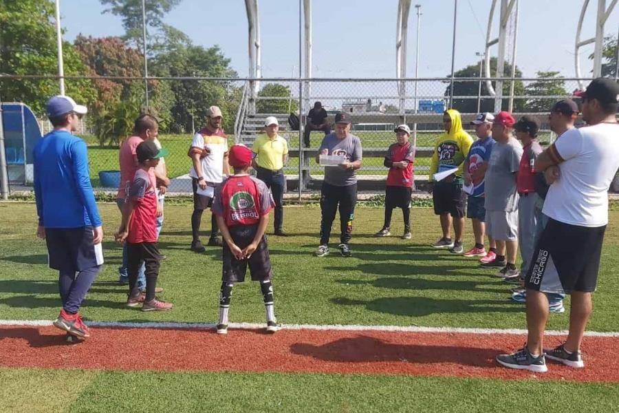 ISSET invita a niños y jóvenes a clases de beisbol, basquetbol, zumba, ajedrez y yoga