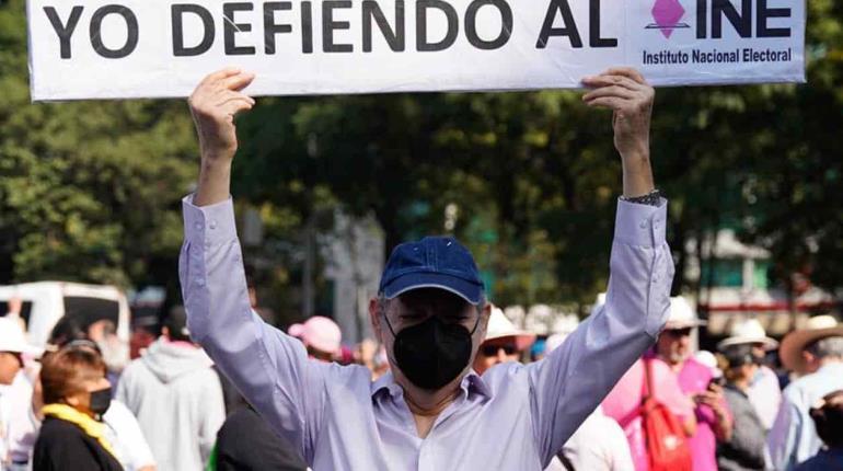 Participantes en marcha a favor del INE defenderán el viejo régimen de corrupción: AMLO