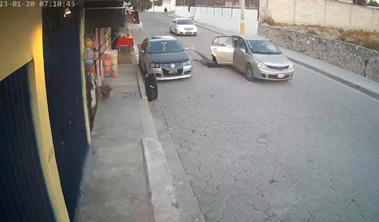 Mujer se arroja de auto en movimiento para evitar secuestro en Puebla