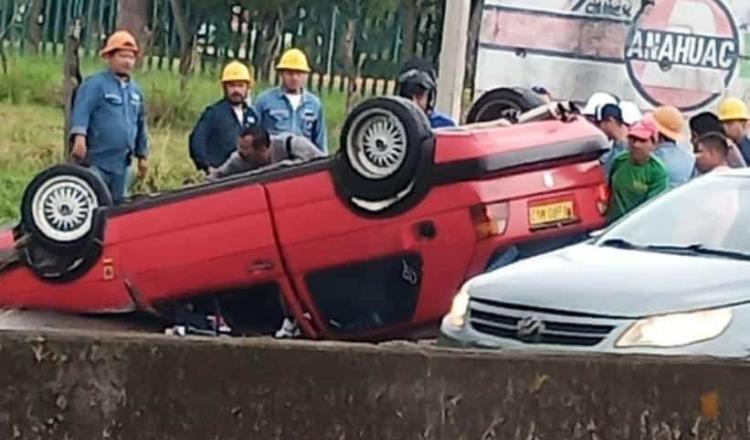 Dos heridos deja volcadura de auto en la Villahermosa-Teapa