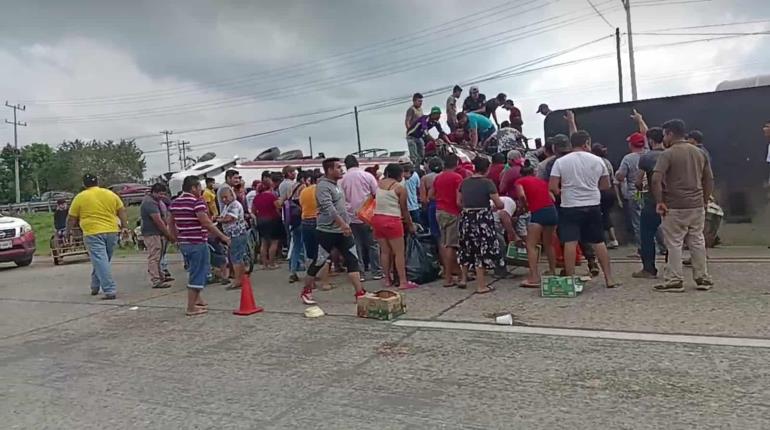 Saquean tráiler cargado de tomate volcado en la carretera a Cárdenas