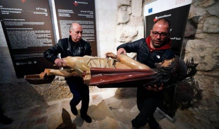 Vandaliza turista iglesia en Jerusalén; daña estatua con un martillo
