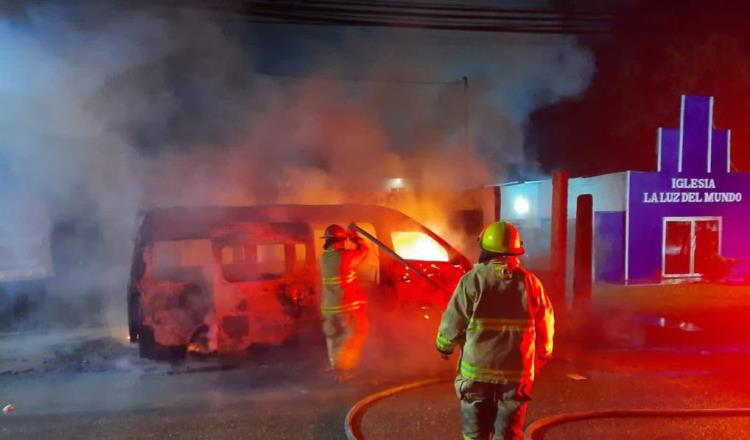 Se incendia combi en la ranchería Buena Vista, Centro y queda completamente calcinada