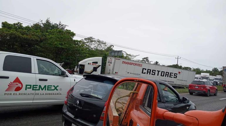 Tráiler pierde el control y termina atravesado en la carretera Villahermosa-Cárdenas