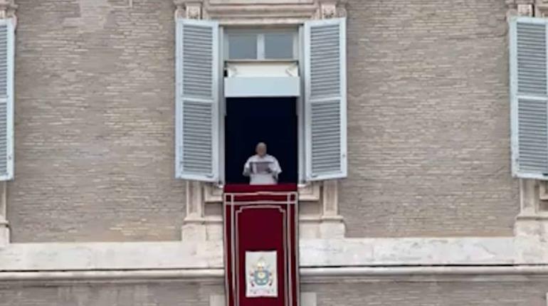 Dedica Papa primer Regina Coeli para desear que se acaben las atrocidades de la guerra