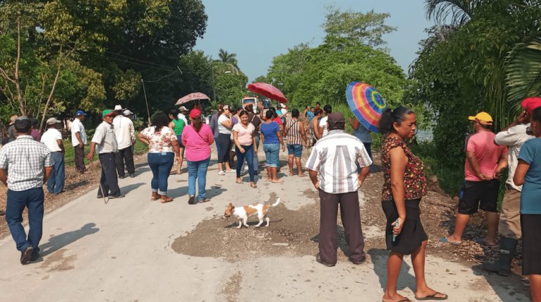 Bloquean carretera de la ranchería Barrancas y Guanal, piden rehabilitación de escuelas y caminos