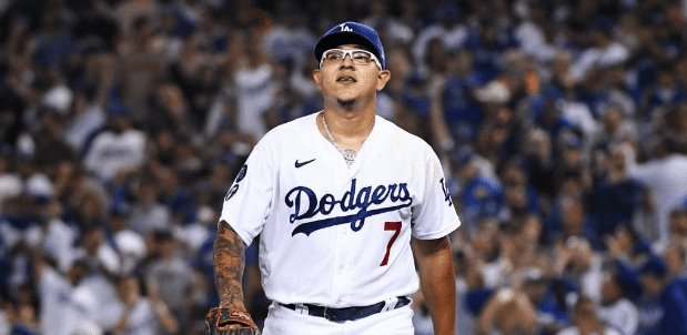 Julio Urías consigue su segunda victoria de la temporada y su ponche 600