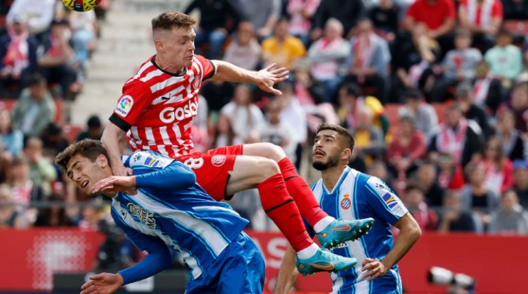 El Espanyol del mexicano César Montes se acerca al descenso; cayeron ante el Girona