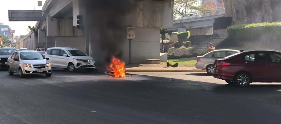 Chocan motocicleta y se incendia en Usumacinta