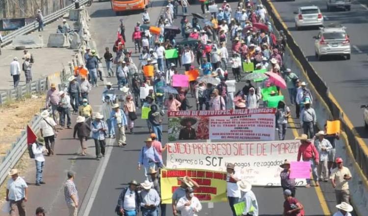 ¡En plena Semana Santa! Ejidatarios bloquean autopista México-Cuernavaca
