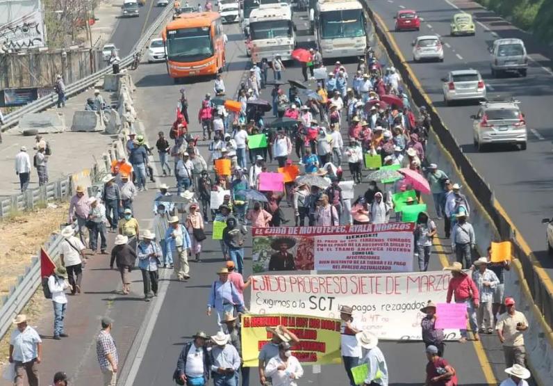 ¡En plena Semana Santa! Ejidatarios bloquean autopista México-Cuernavaca