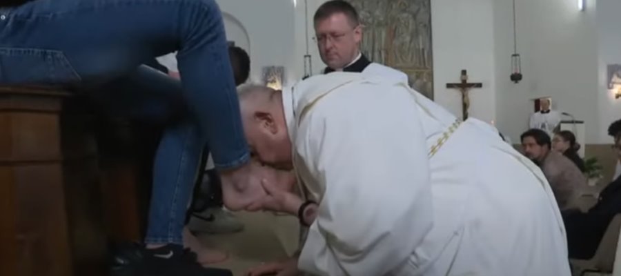 Con protocolo distinto, Papa Francisco lava pies a 12 reclusos