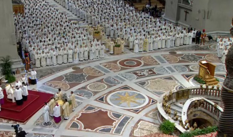 "No olviden que son pastores del pueblo": Papa a sacerdotes en misa de Jueves Santo