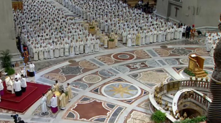 "No olviden que son pastores del pueblo": Papa a sacerdotes en misa de Jueves Santo