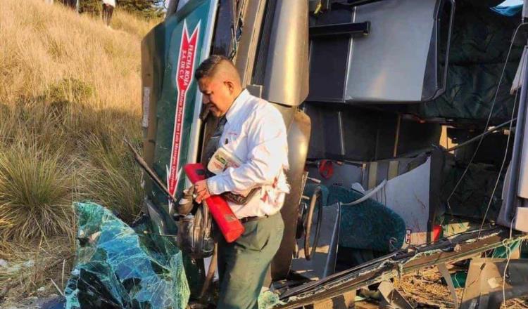 Vuelca camión de pasajeros en la Toluca-México; hay al menos tres muertos y más de 30 heridos