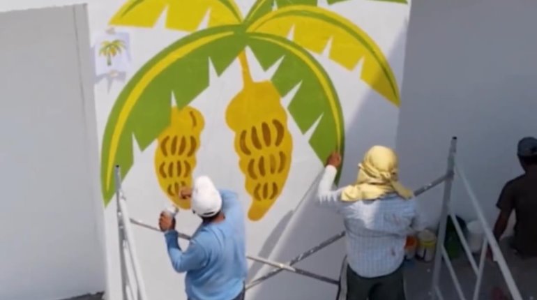 Embellecen naves de la feria con decoraciones de flores, quelonios y la cabeza olmeca