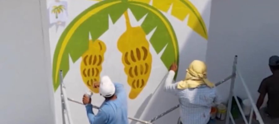 Embellecen naves de la feria con decoraciones de flores, quelonios y la cabeza olmeca