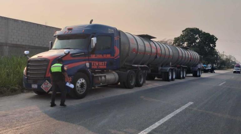 Infraccionan a conductor de autotanque por manejar alcoholizado en la vía corta Cunduacán