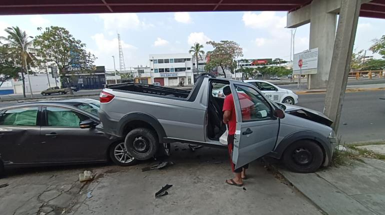 Coche embiste a camioneta estacionada en Ruiz Cortines