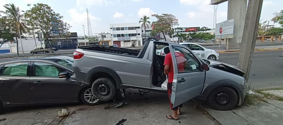 Coche embiste a camioneta estacionada en Ruiz Cortines