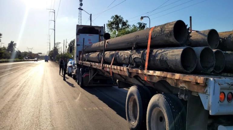 Asegura GN a tractocamión con tubos de Pemex aparentemente robados 