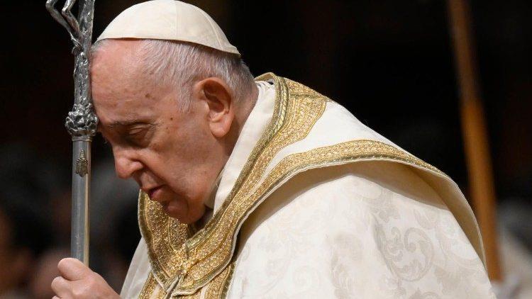 Lamenta Papa el "cáncer de la corrupción" y los "vientos gélidos de guerra", en vigilia de Pascua