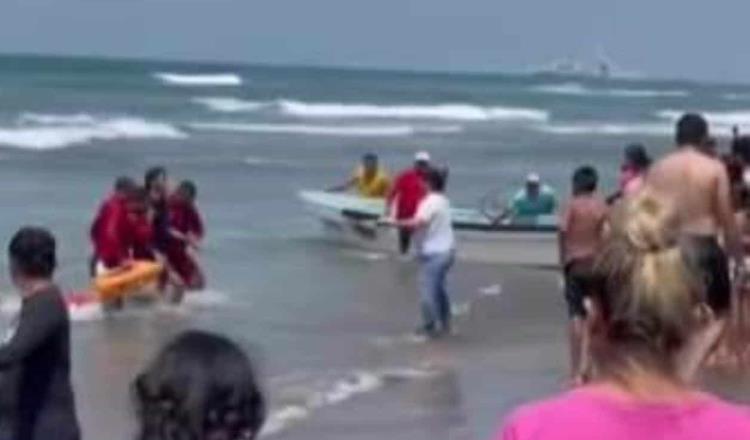 Adolescente es arrastrado por el mar en playa de Paraíso, pero es salvado por rescatistas