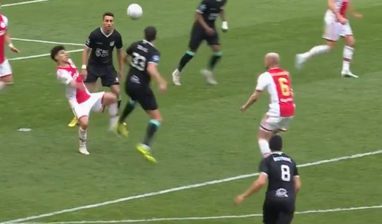 Jorge Sánchez se luce con asistencia de gol y chilena en triunfo del Ajax
