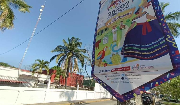 Promocionan Feria Tabasco con pendones en las principales calles de Villahermosa