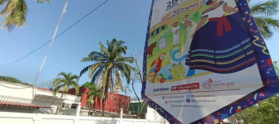 Promocionan Feria Tabasco con pendones en las principales calles de Villahermosa