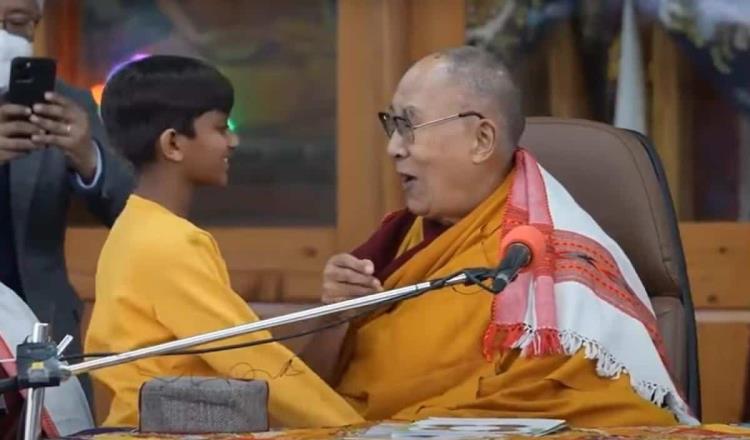 Se disculpa el Dalai Lama por pedir a niño que le chupara la lengua